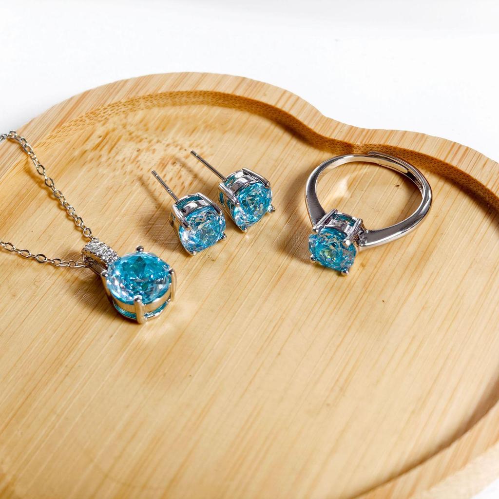 Набор серег-гвоздиков, кулона и кольца Gessen Jewelry с бриллиантами светло-голубого цвета с огранкой «Роза»