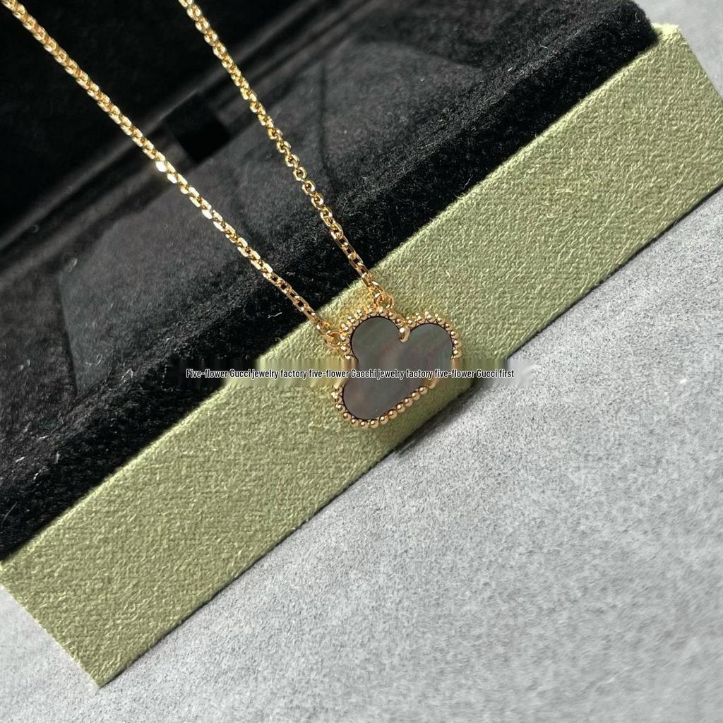 Ожерелье «Четырехлистный клевер» Van Cleef: Золотой кулон с дизайном в виде пяти цветков, с белым перламутром, красным агатом и бриллиантом для женщин.