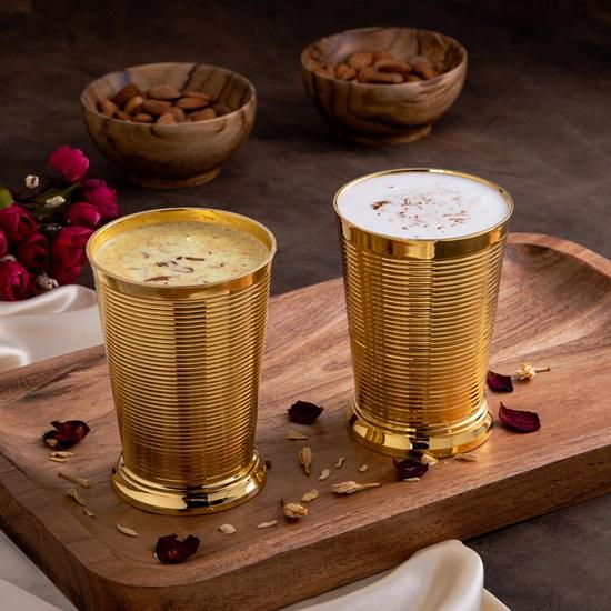 Набор из 2 латунных напитков по 300 мл. Тяжелый стеклянный стакан Lassi для воды, молока, сока, безалкогольных напитков. Стакан для домашнего и кухонного декора.