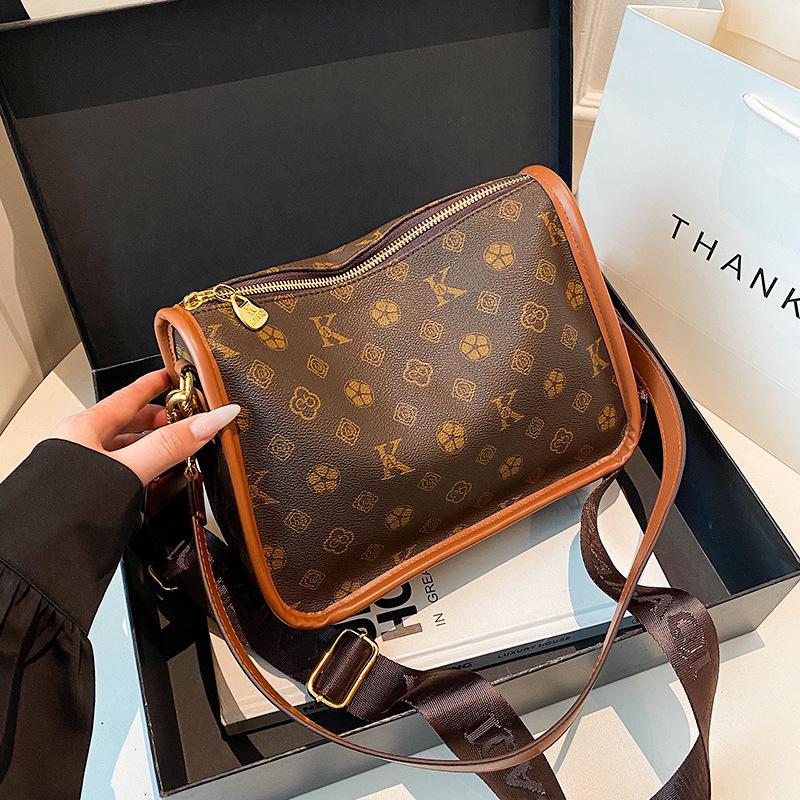 2025 Autumn Women's Retro Large Capacity Shoulder Bag with Wide Strap