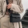 Винтажная однотонная женская сумка через плечо, простая текстура, универсальный широкий плечевой ремень, модная маленькая квадратная сумка, съемный регулируемый плечевой ремень