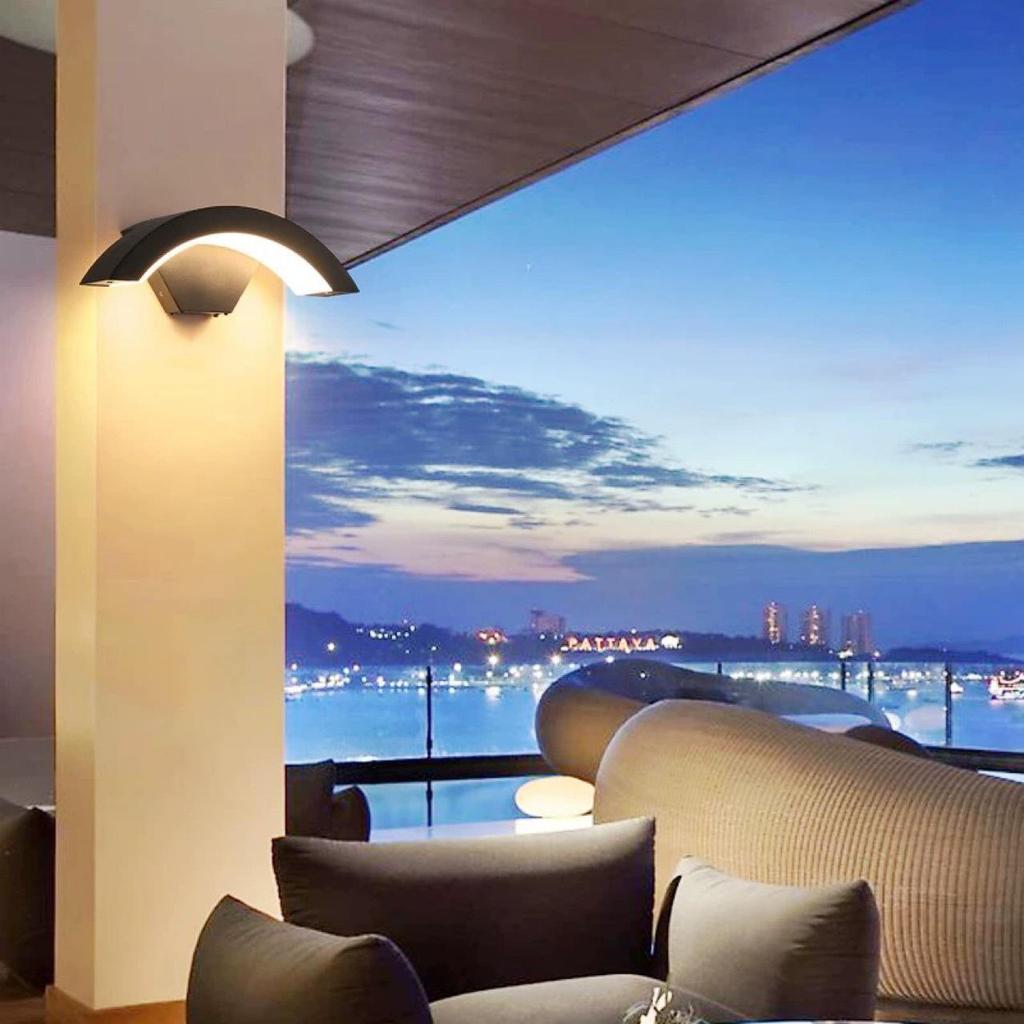 Светодиодный водонепроницаемый настенный светильник с датчиком движения для наружного/внутреннего использования - Дизайн в форме луны для дворов, балконов и дверных проемов.