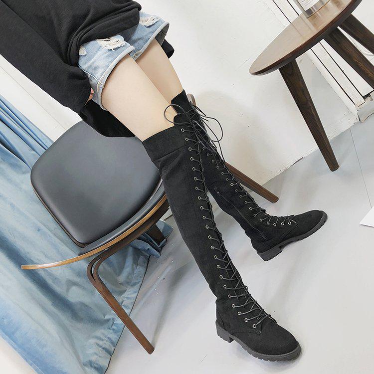 Сексуальные длинные сапоги. Женские сапоги. Высокие сапоги до бедра. Черные модные тонкие сапоги выше колена на шнуровке. Осень-зима. Римские женские сапоги на низком каблуке с перекрестной завязкой.