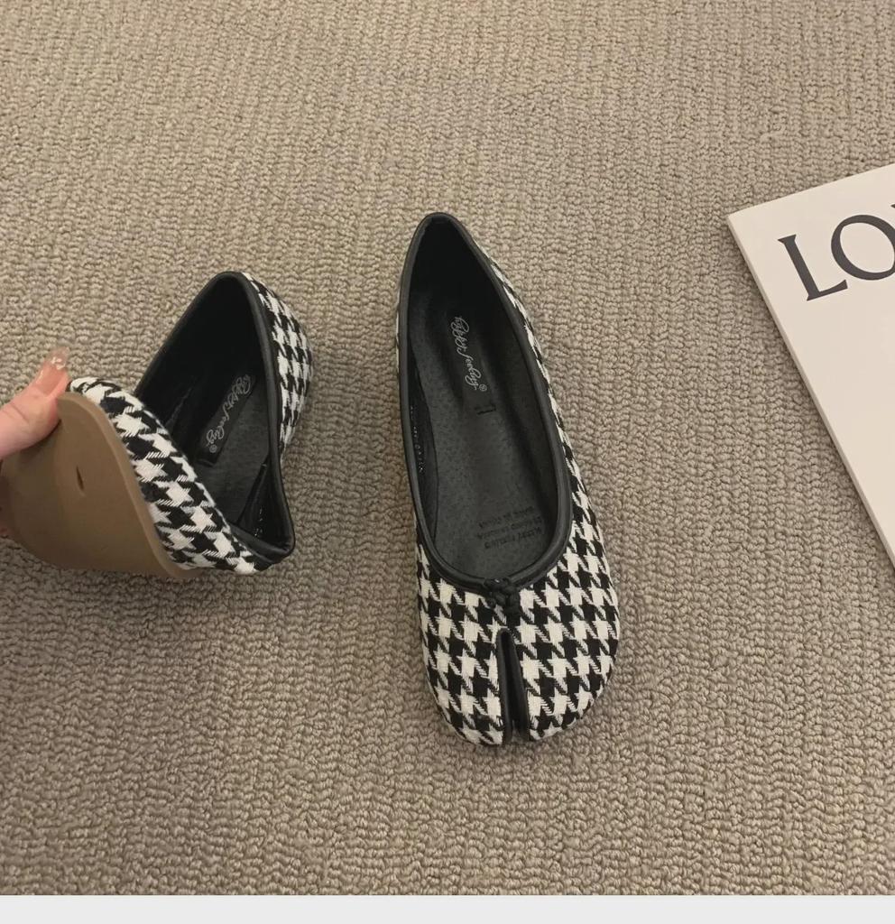 Женские красные туфли-лодочки с плоской подошвой и раздельным носком – весна/осень 2025 г.