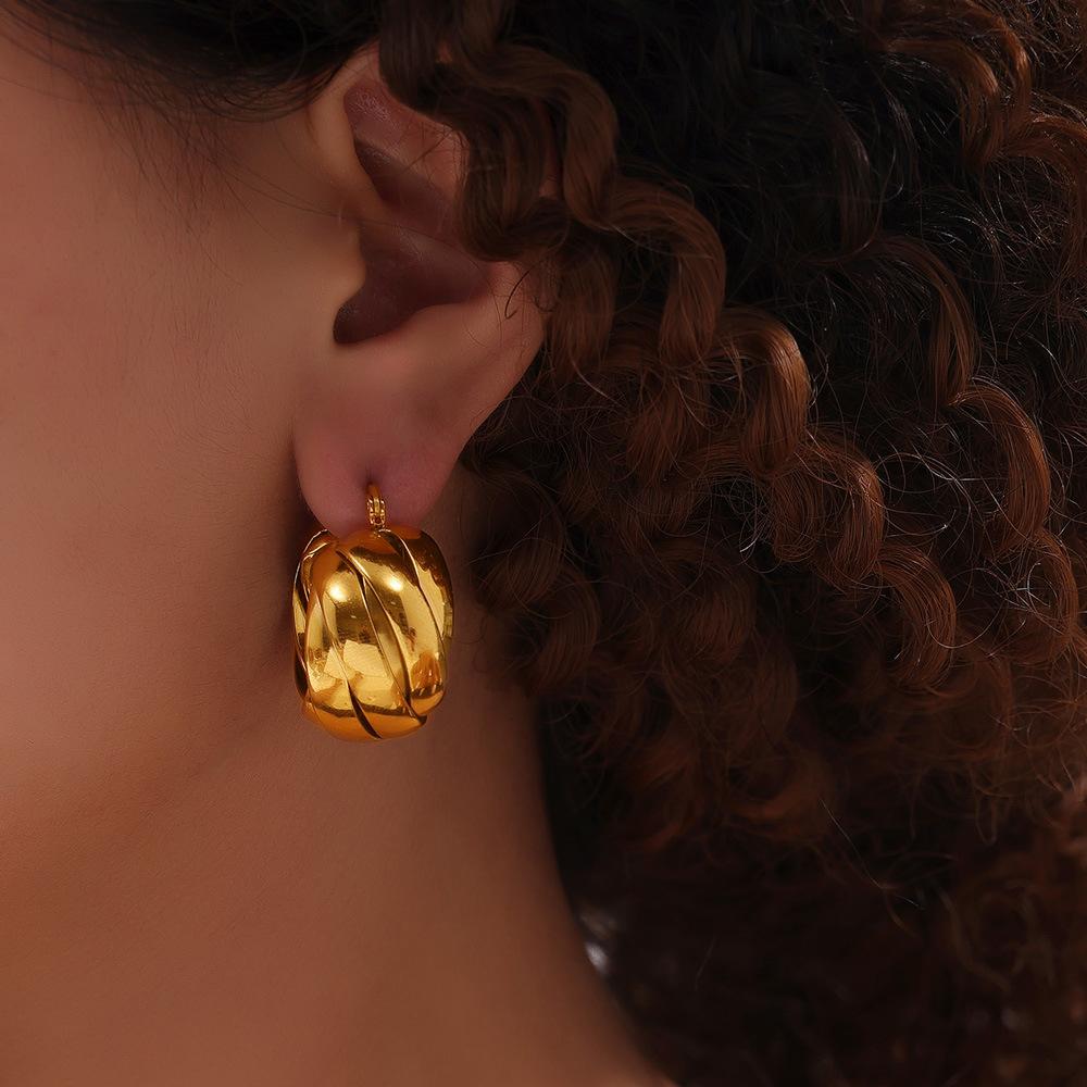 Серьги French Light Luxury из титановой стали с золотым покрытием, ретро-стиль, нерегулярная закрутка, плетеная пряжка, сохранение цвета
