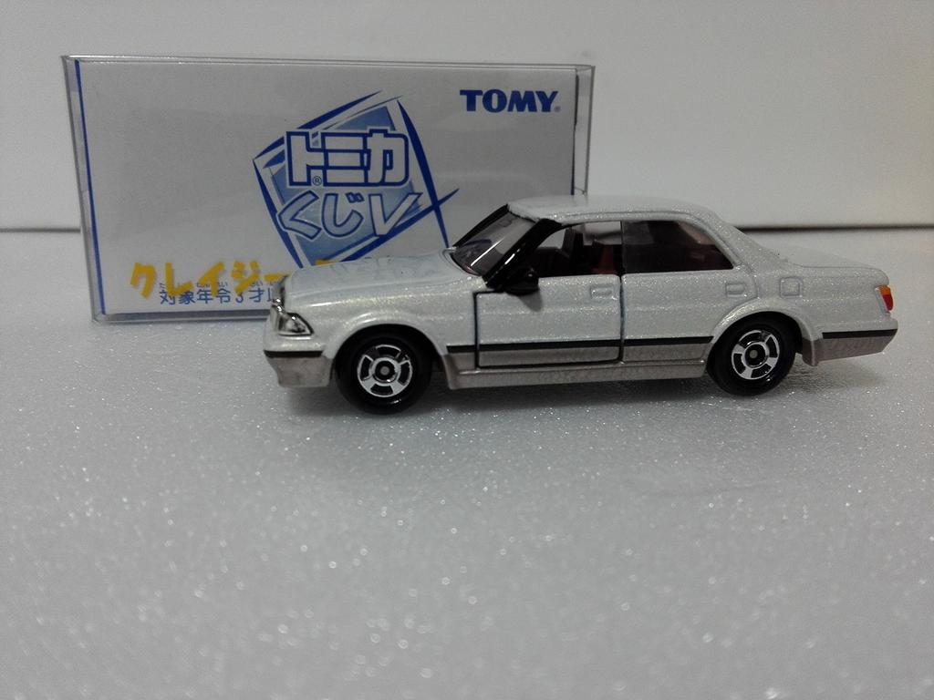 Out of Print Tomica Kuji V Toyota Crown 130 Series Pearl Two Tone Crazy Mini Car Circle with Case Shipped from Amazon Warehouse