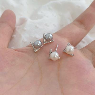 Серьги с жемчугом в форме буквы V, легкая роскошь, изысканный дизайн, нишевые серьги для прокалывания ушей