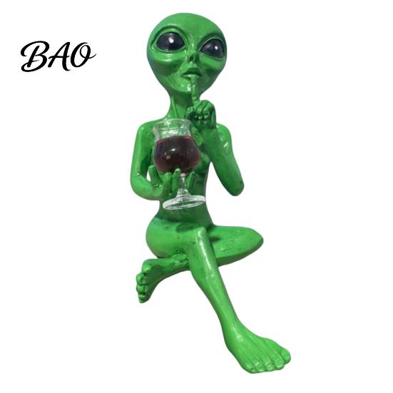 Creative Home Accent Resin Alien with Beer Glass Figurine, Decorative Desktop Ornament, Table Exquisite Hand Carved Statue Decoration for Living Room