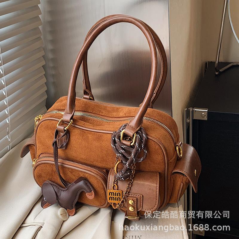 Популярная в этом году женская сумка большой вместимости 2025 новая осенне-зимняя универсальная матовая сумка-мессенджер, портативная сумка-тоут для通勤