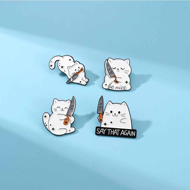 Милый мультяшный белый кот, маленький нож, кинжал, эмалевая брошь, креативный значок на лацкан в виде животного, аксессуары для рюкзака, одежды, шляпы