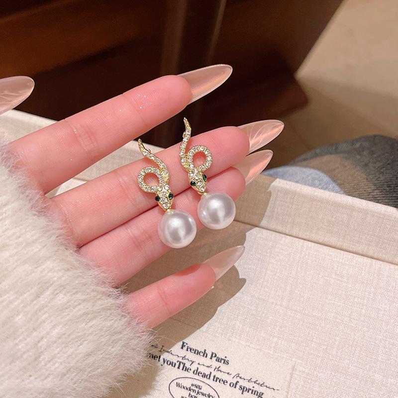 Легкие роскошные усовершенствованные ощущения супер сверкающие серьги в форме змеи с имитацией жемчуга для женщин