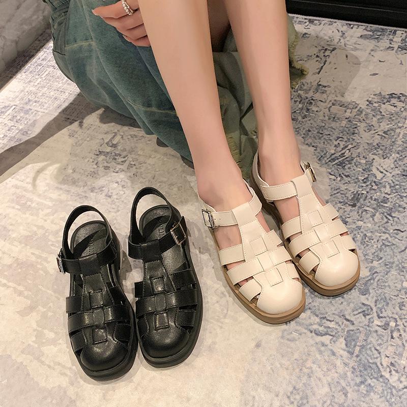 Ретро плетеные римские сандалии Мягкая подошва Ниша Толстая подошва Низкий каблук Полые свиные клетки Туфли из натуральной кожи Женские туфли