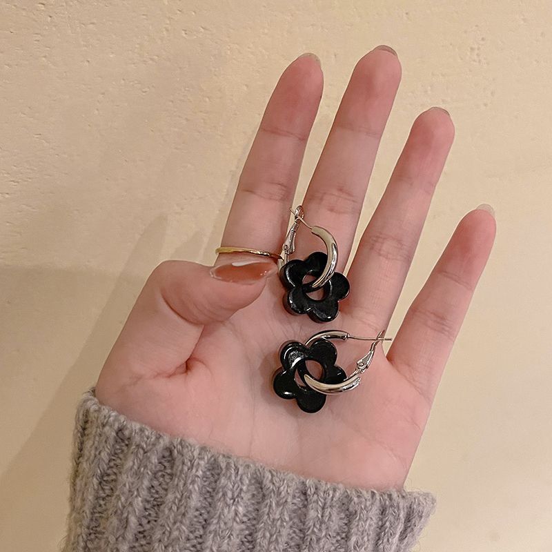 Black flower stud earrings women's new trendy earrings versatile niche design earrings simple and cold wind earrings