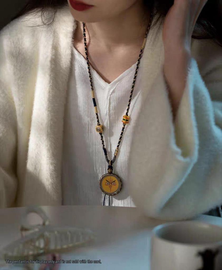 Плетеное ожерелье-подвеска Тханка в тибетском стиле с амулетом Будды и шестислоговой мантрой.