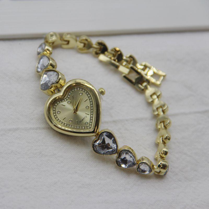 1Pc Hot-selling Love Big Diamond Bracelet Watch Female, Korean Version of Elegant Temperament Versatile Watch, Student Quartz Watch