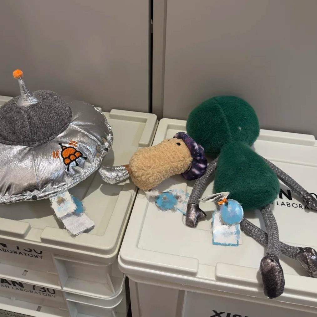 Cute Space Plush Toy Smiling Green Alien Silver UFO Soft Stuffed Extraterrestrial Dolls Adorable Gift for Sci-Fi Fans Home Decor