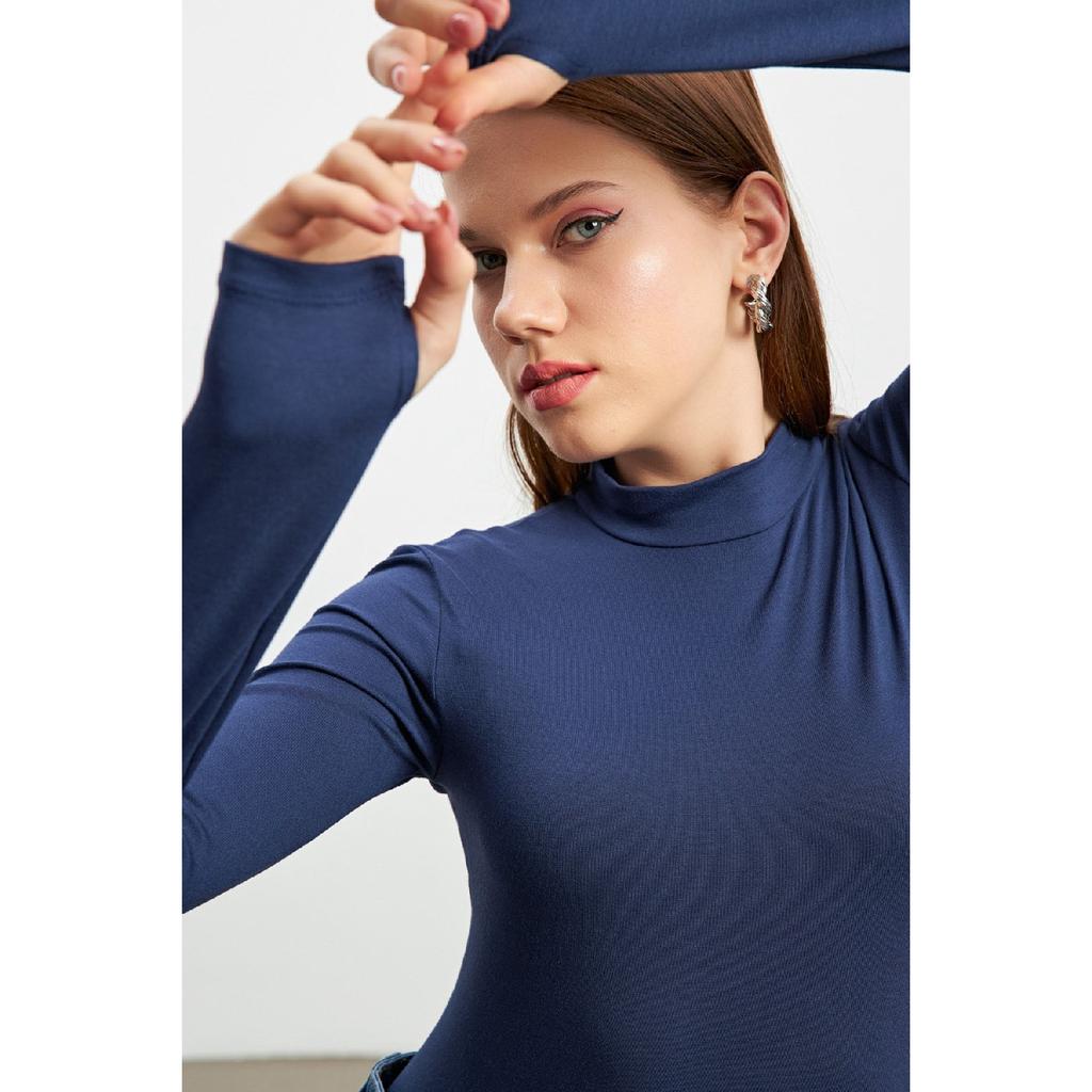 Женское черное боди с деталями на пальцах