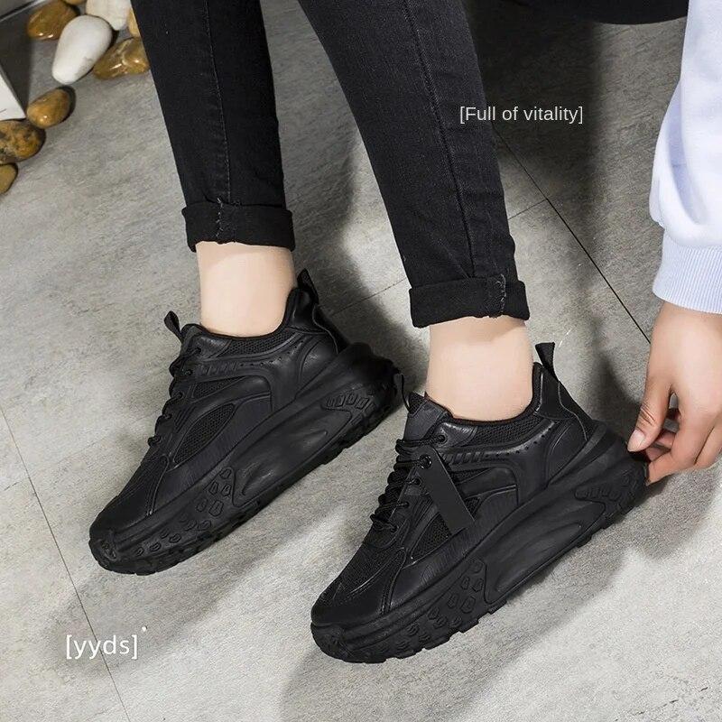 Новые женские туфли на толстой подошве, модные трендовые туфли для пап, повседневная обувь с дышащей сетчатой поверхностью, новые маленькие белые туфли с подошвой Muffin Sole, увеличивающие рост