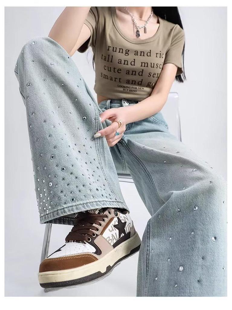 Весна и Осень 2025 Женские Джинсы с Высокой Посадкой, Светлые, Широкие от Бедра: Трендовые Универсальные Стройнящие Прямые Брюки с Дизайном Горячей Отделки.