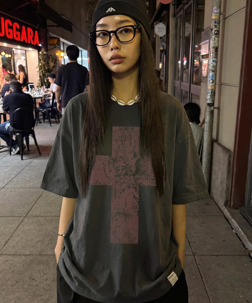 GRAVER [Unisex]Angel Cross Short Sleeve T-Shirt_Charcoal
