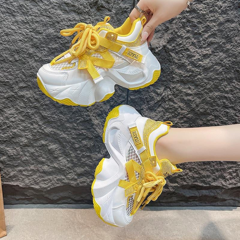 Small man wears platform dad shoes, women's new laces, fashionable and comfortable casual shoes, trendy sports shoes