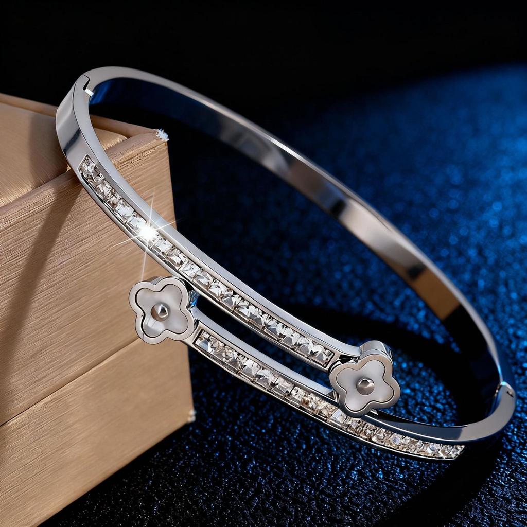 Lucky Double-headed Four-leaf Clover Fashionable and High-end Full Bracelet