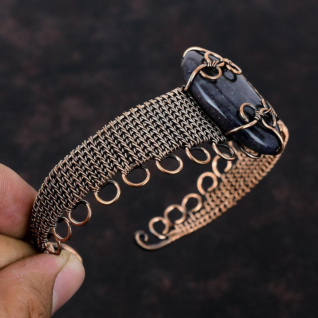 Браслет-манжета из солнечного камня иолита, обмотанный медной проволокой, регулируемый браслет-манжета, ручной работы, обмотанный медной проволокой, уникальный браслет с драгоценными камнями