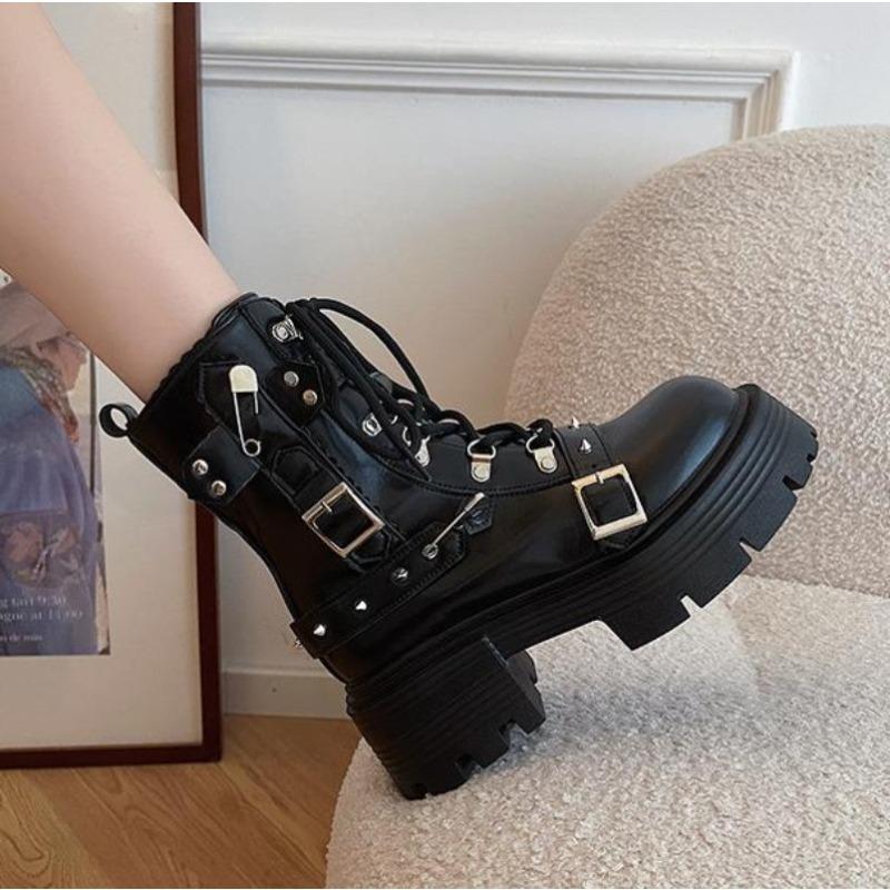 Мода 2025 Новые женские короткие ботинки с цепочкой из заклепок Дизайнерская готическая обувь Уличная мода Женские рок-ботинки Металлический декор Панк-стиль Женская обувь