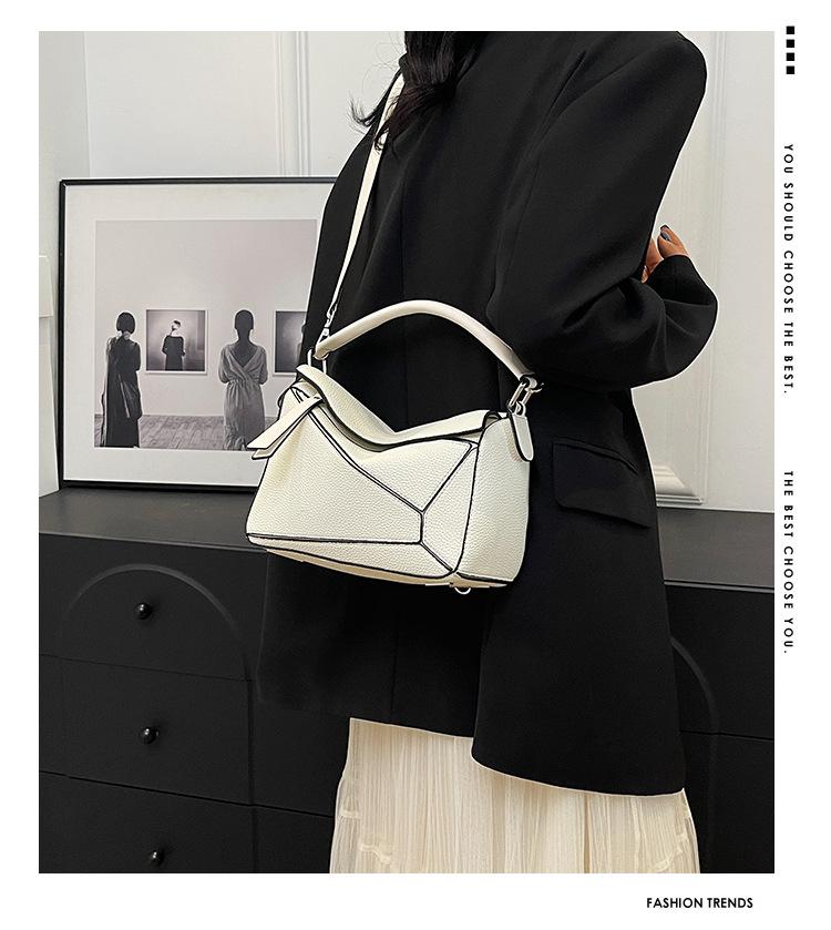 Портативная сумка через плечо с узором личи, модная и практичная.