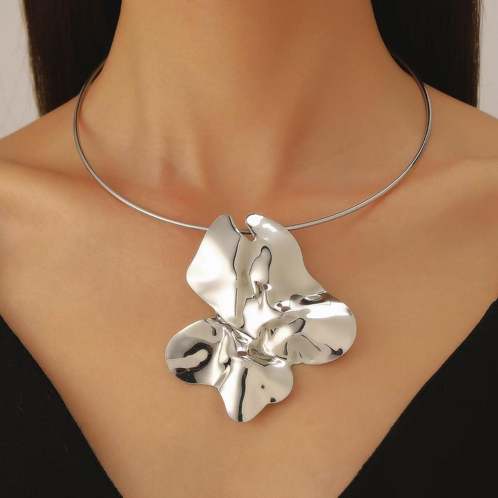 Retro Heart & Flower Hollow Choker Necklace for Women