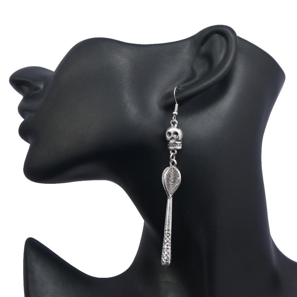 Длинные серьги на Хэллоуин. Креативные универсальные серьги-крючки с подвеской в виде черепа.