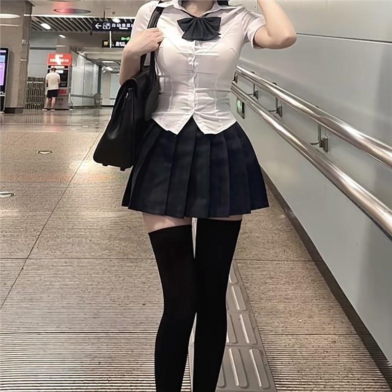 Стильная форма JK: Женский облегающий топ с коротким рукавом и комплект черной плиссированной юбки