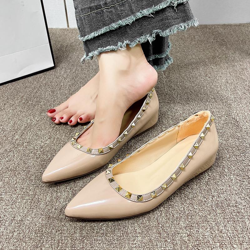 Модные туфли-слипоны с заклепками, нескользящие, на низком каблуке, осенние новинки, с острым носком, с мелким вырезом, на мягкой подошве, с внутренней платформой