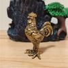 Элегантная латунная фигурка петуха - Изысканный золотой декор животного для дома, офиса или в подарок, Детализированные перья и гребень, Деревенский стол