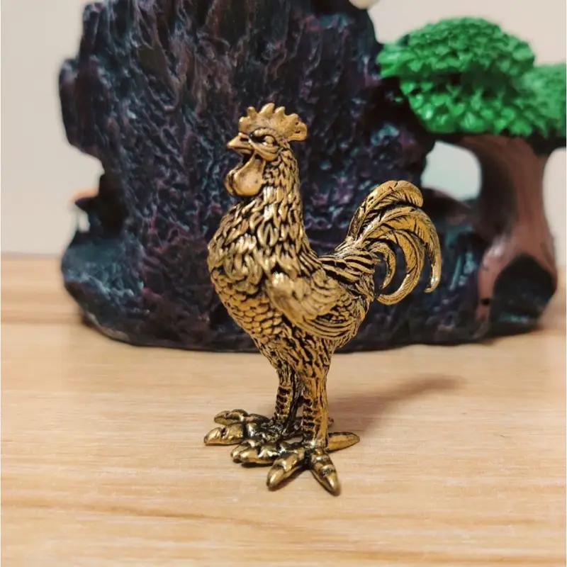 Элегантная латунная фигурка петуха - Изысканный золотой декор животного для дома, офиса или в подарок, Детализированные перья и гребень, Деревенский стол
