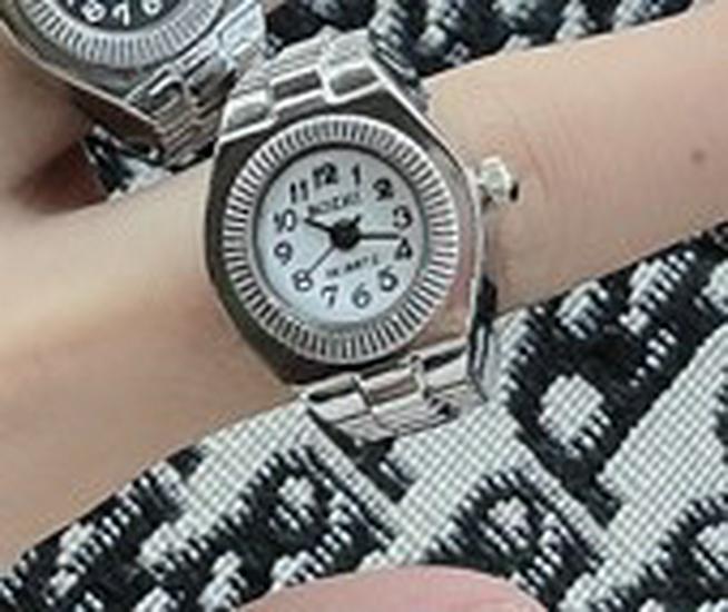 Кварцевые часы-кольцо со стразами и металлическим эластичным браслетом