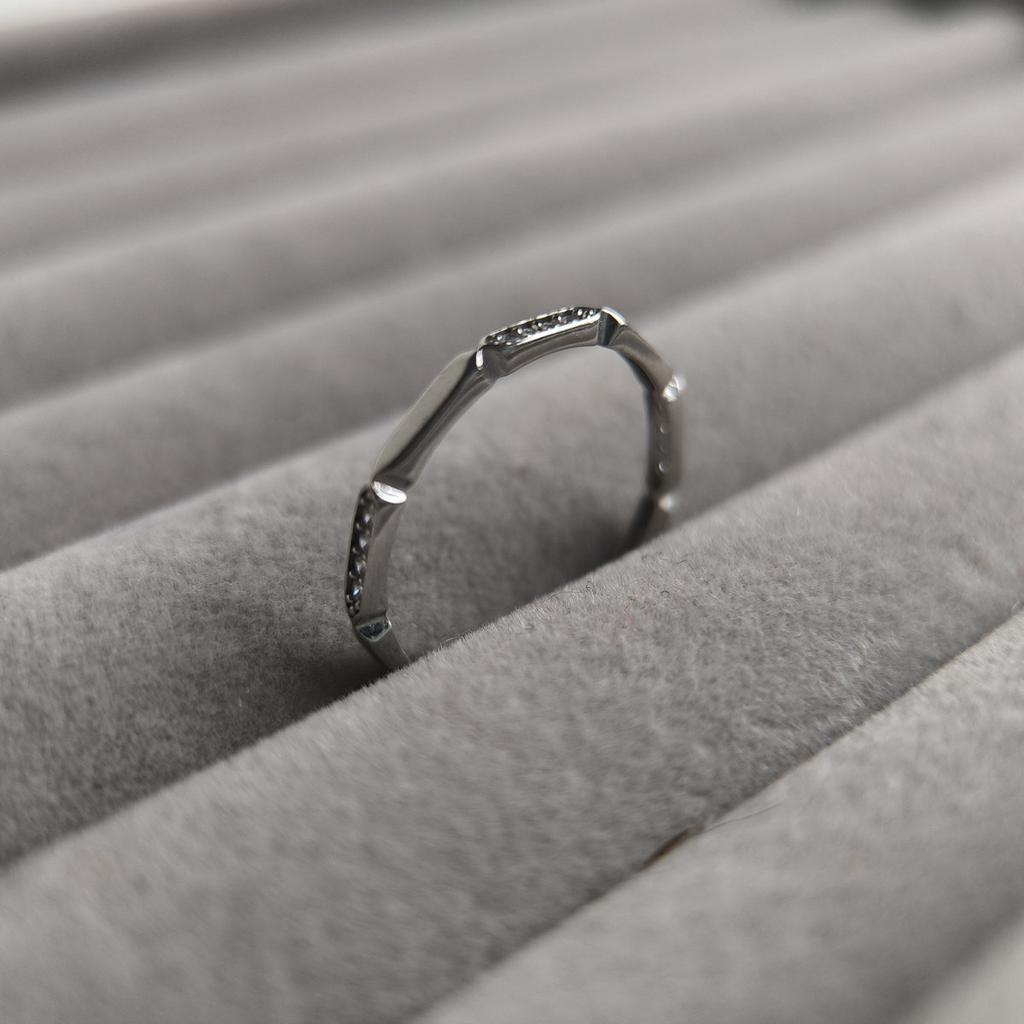 Серебряное кольцо с фианитами, вес изделия 0,88 гр (2209430)