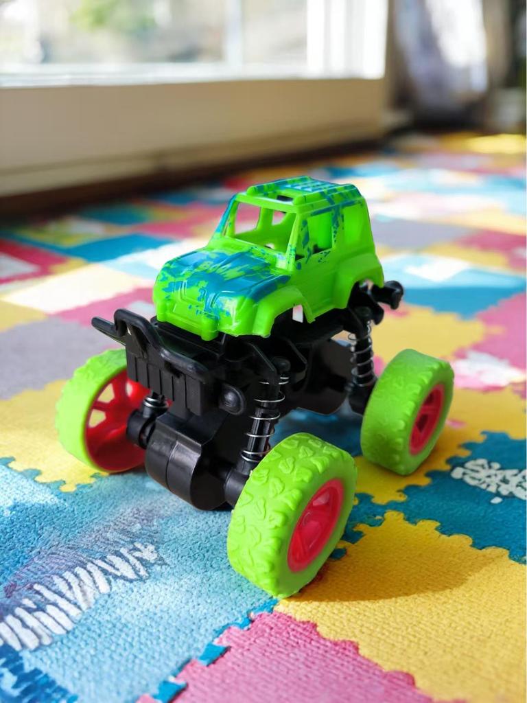 «Вращающаяся инерционная трюковая машинка — ударопрочная внедорожная игрушка для детей»