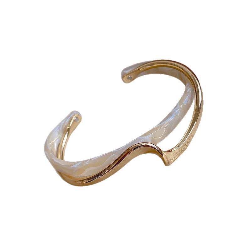 Gold-Plated Mother-of-Pearl Retro Open Bangle - Luxurious High-End Fashion Bracelet for Women