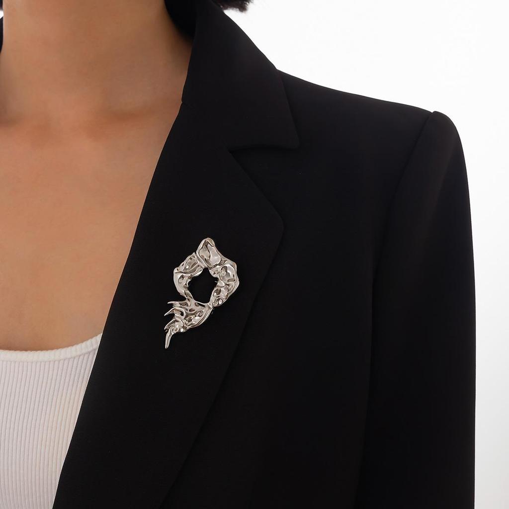 Шикарная трансграничная брошь из сплава: Неправильная металлическая булавка для костюма с отделкой под лен