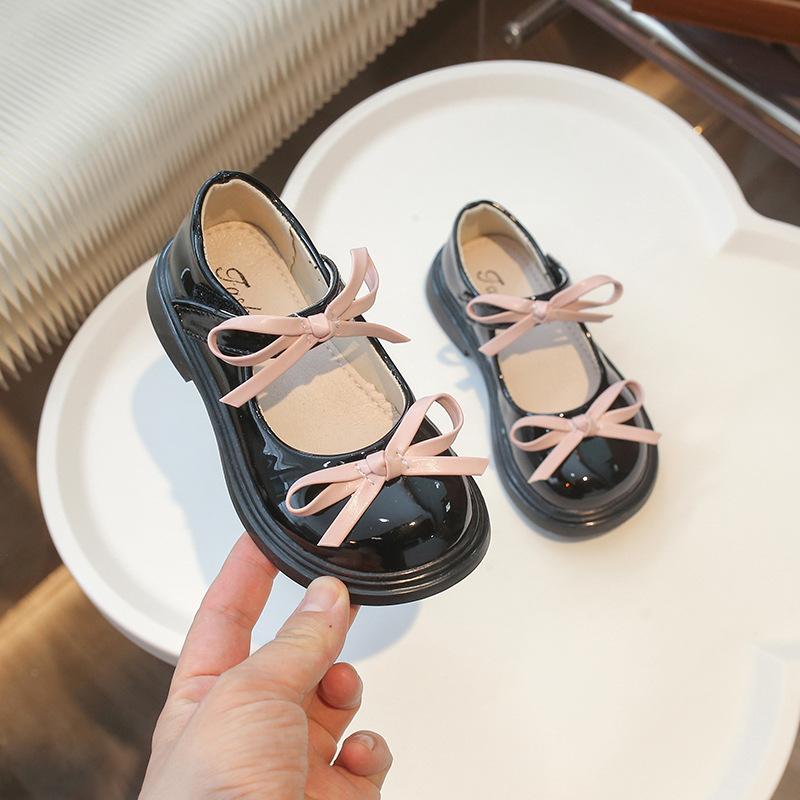 Туфли принцессы для девочек кожаные туфли 2025 новые весенне-осенние детские одинарные туфли серебристые Мэри Джейн бантик для маленькой девочки одноклассница