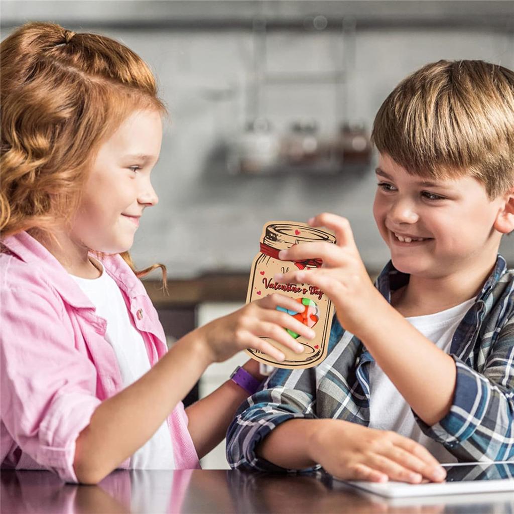 Набор из 24 бумажных банок для конфет, открыток ко Дню святого Валентина с 24 прозрачными герметичными пакетами для школьных принадлежностей для вечеринок