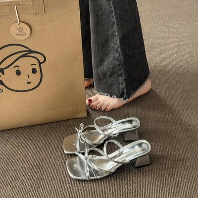 Лето 2025 новые красивые серебристые бантики крутые шлепанцы женские летние носить ремешок на одном слове с юбкой