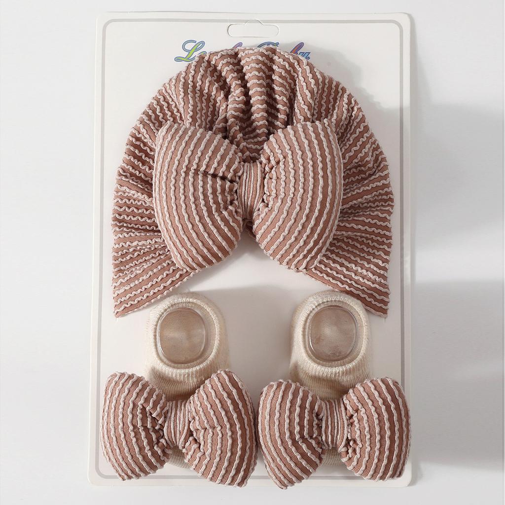 Детский полосатый комплект шапочки и носков для новорожденных, мягкий, для защиты макушки, из хлопка, шапочка, теплая шапка с подкладкой, всесезонный подарочный набор для малыша, носки с нескользящей подошвой