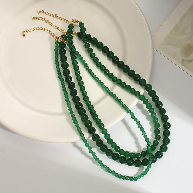 Ожерелье из бусин зеленого и красного агата в этническом стиле с халцедоном