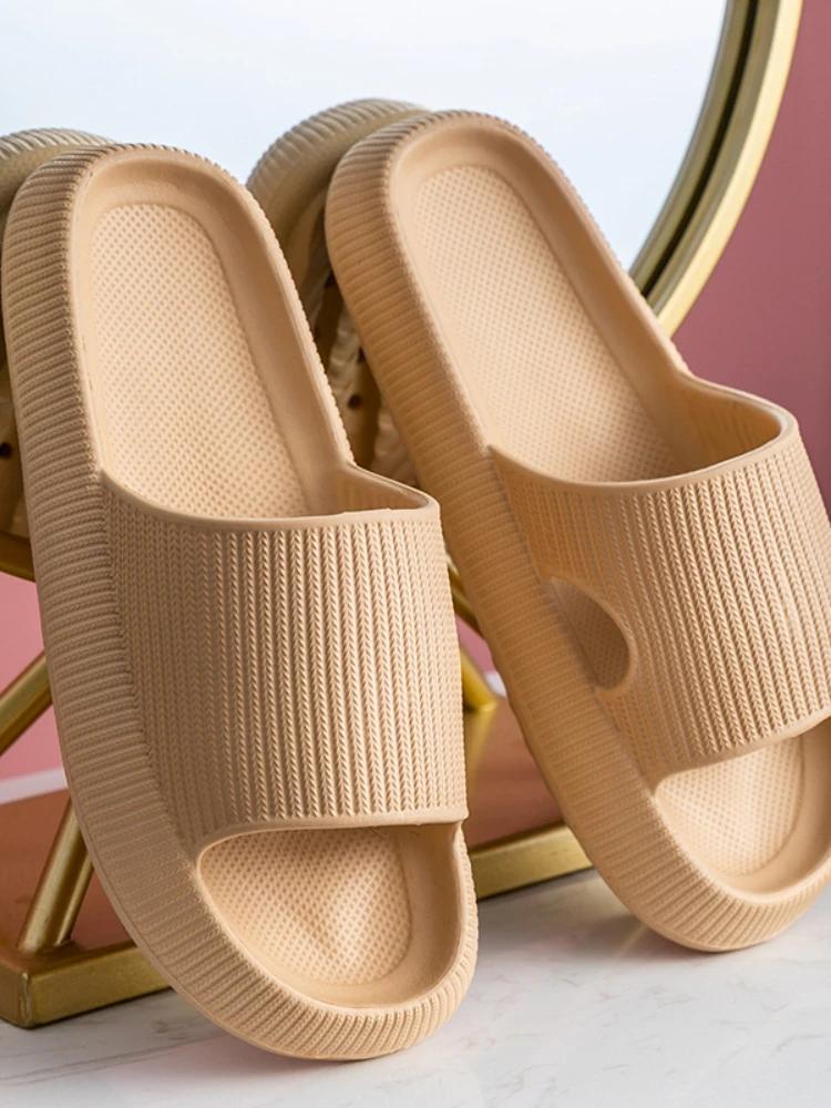 2024 Толстые тапочки для ванной и дома, тапочки Cloud, женские тапочки с мягкой подошвой из ЭВА, летние нескользящие шлепанцы