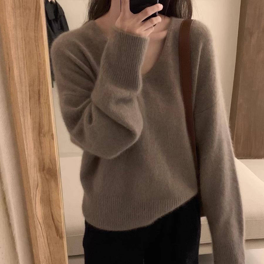 Женский корейский трикотажный свитер с V-образным вырезом синего цвета - мягкий пуловер свободного кроя для осени/зимы.