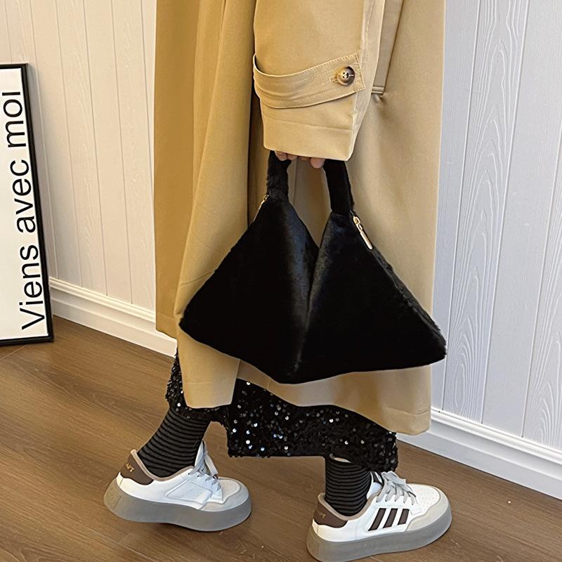 Женские сумки, плюшевые сумки, плюшевые сумки, нишевые сумки через плечо в иностранном стиле, модные и универсальные сумки подмышками