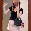 Женский летний комплект: Розовая юбка А-силуэта против старения и черный топ в французском стиле - Стройный, милый и дерзкий образ