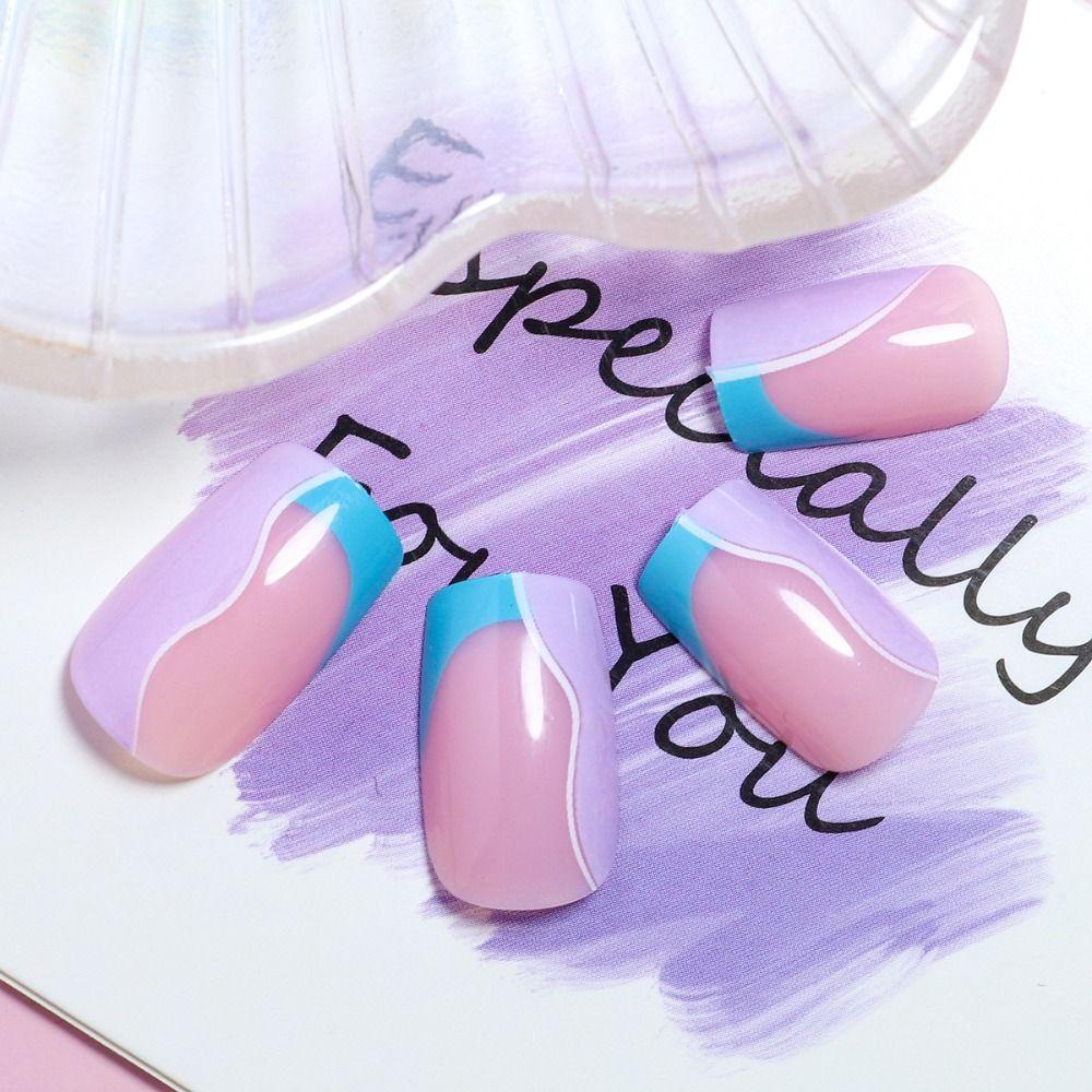 Носимый маникюр. Французские накладные ногти. Типсы для ногтей средней длины. Модный пресс на ногтях для девочек.